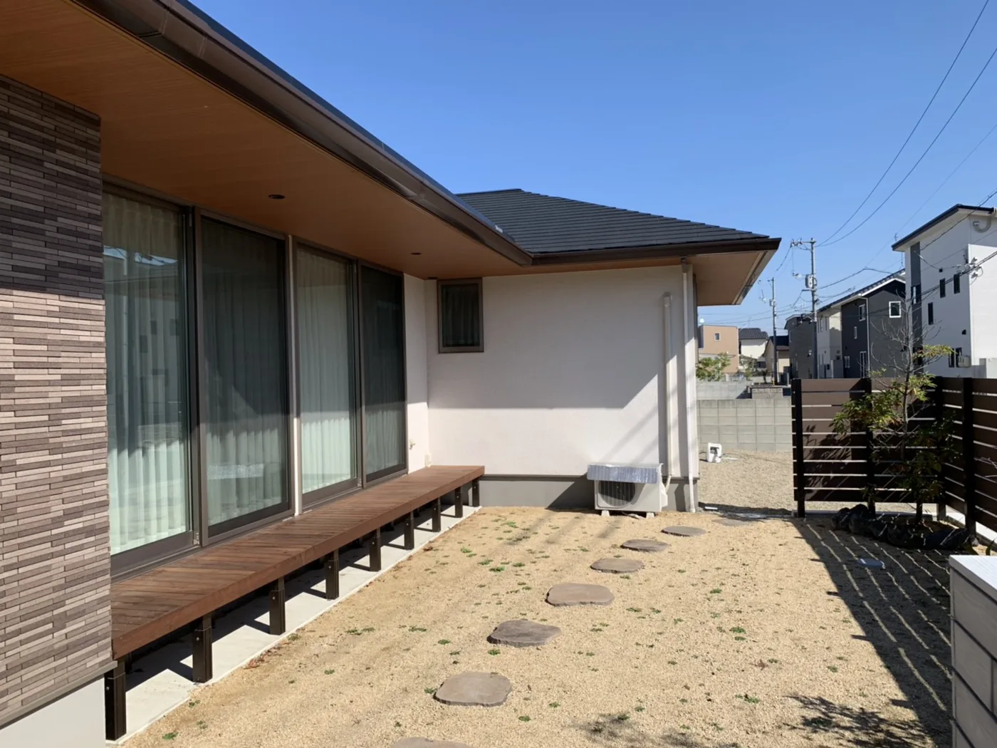 建物の角まで続くウリンロング縁側デッキ