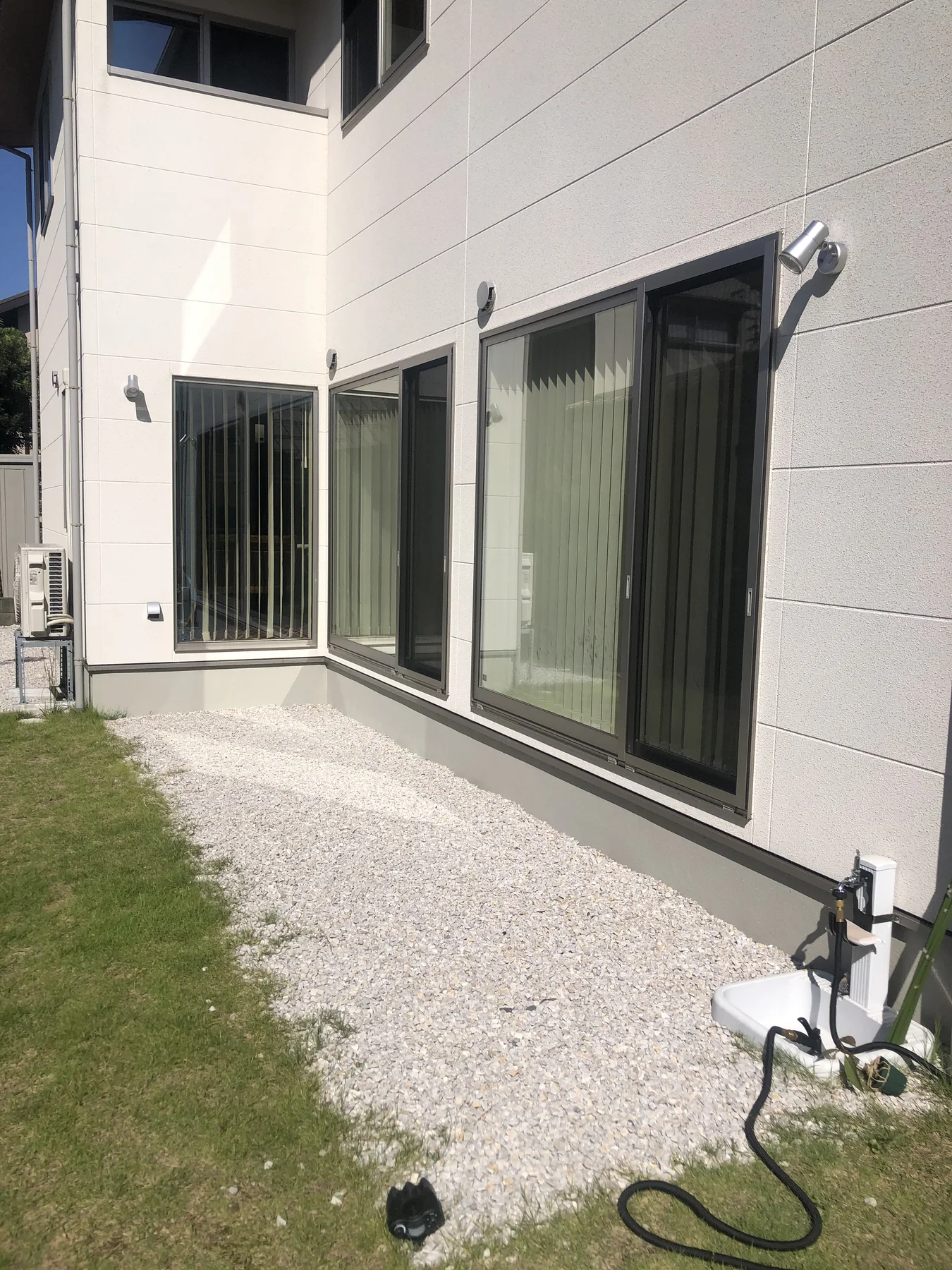 掃き出し窓前の施工前の庭と建物沿いの空間