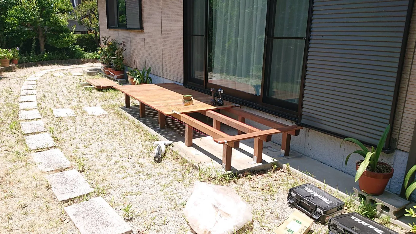床板施工前の根太と束柱を確認できる下地