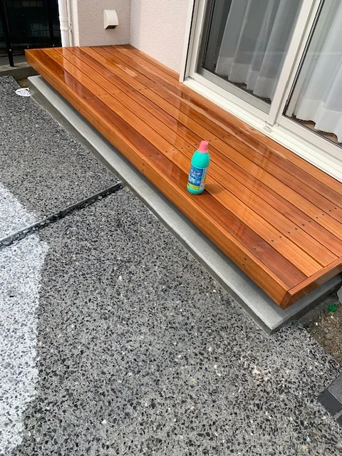 上から見る掃き出し窓前のウリン踏み台