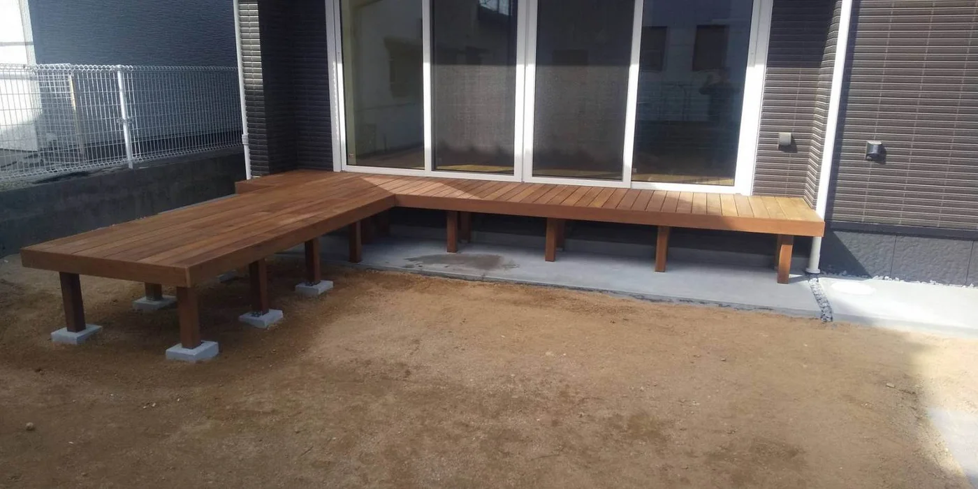 建物際へ長く続くウリン低床ベンチ