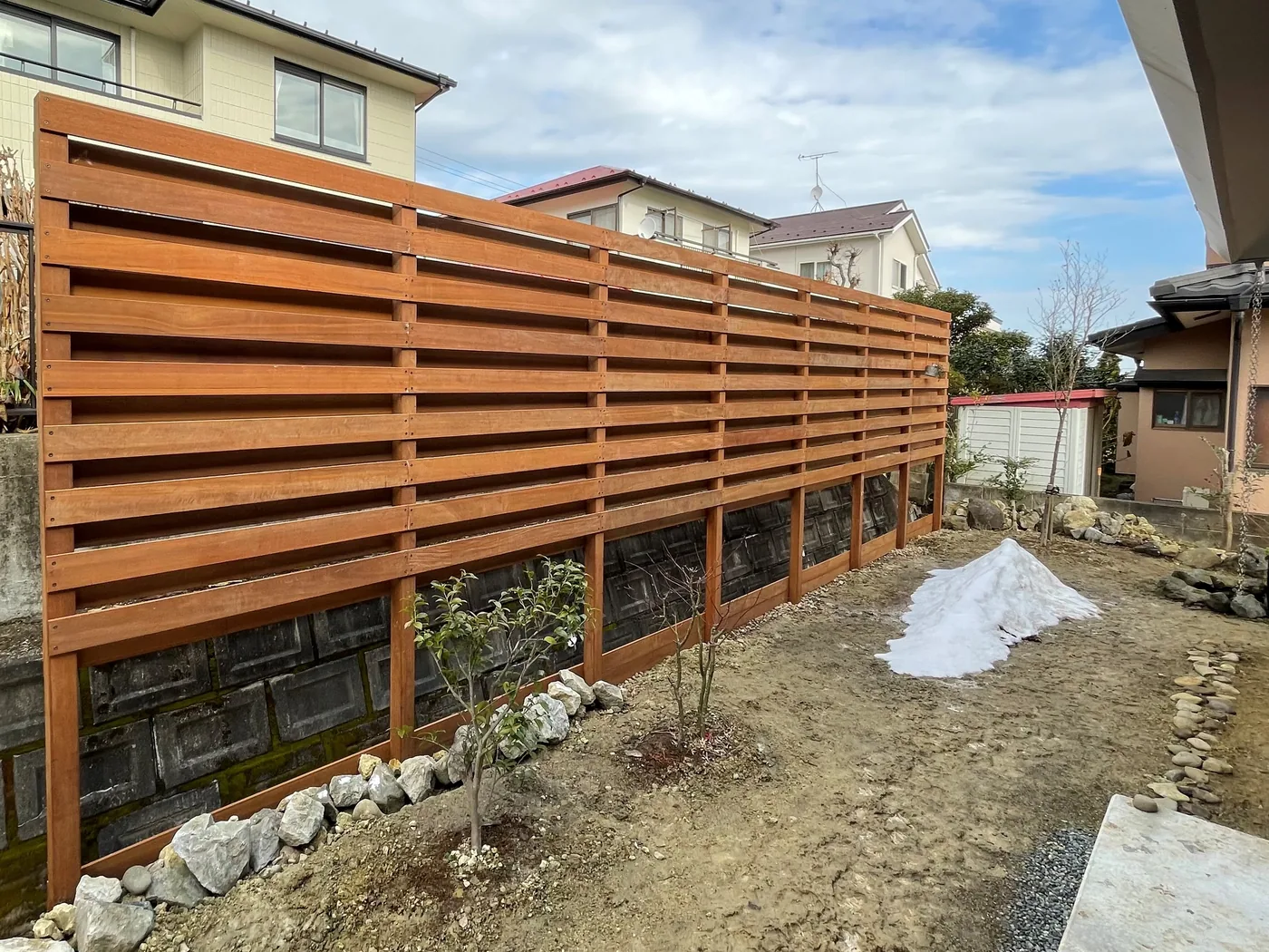 横板の前後差が連続する斜め方向の眺め