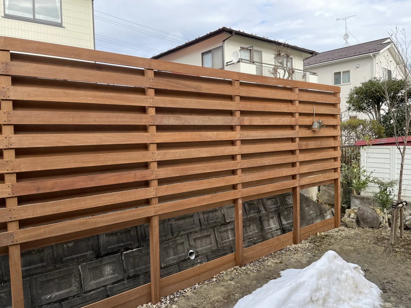 庭の植栽と組み合わせた木の背景