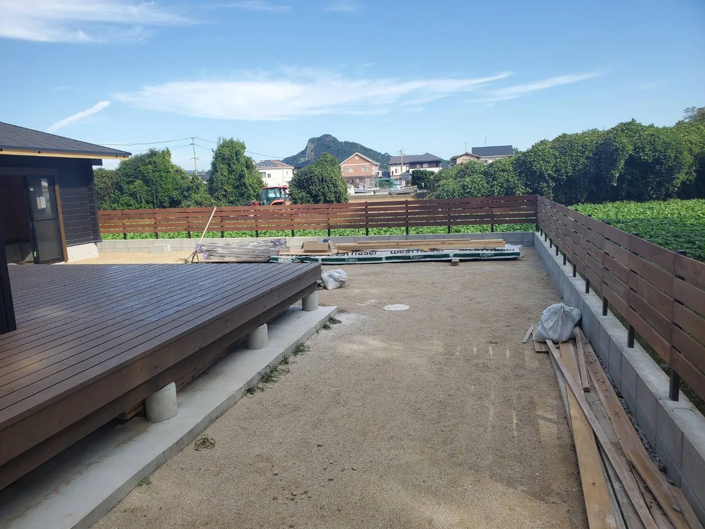 庭側へ長く続くデッキ下地と横板フェンスの施工途中