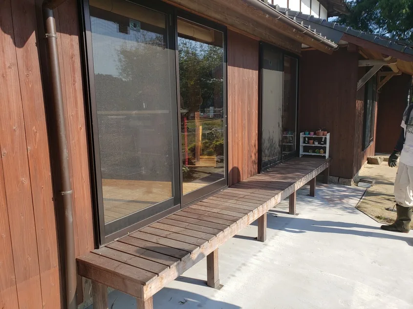 木造住宅の掃き出し窓に沿う細長いウリン濡れ縁