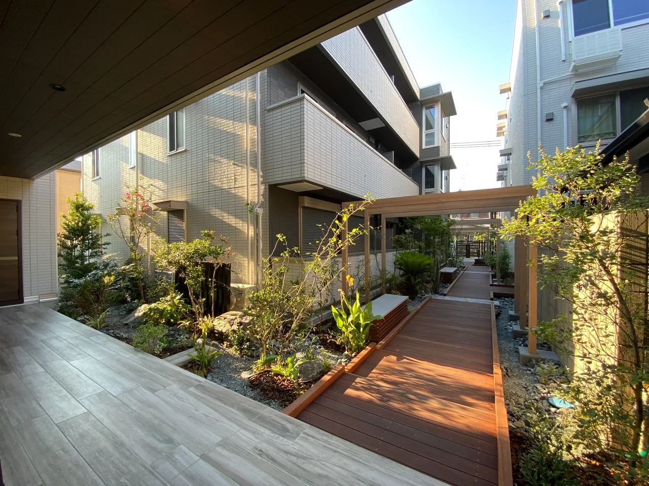 屋根下から見た植栽とウリンデッキアプローチの外構