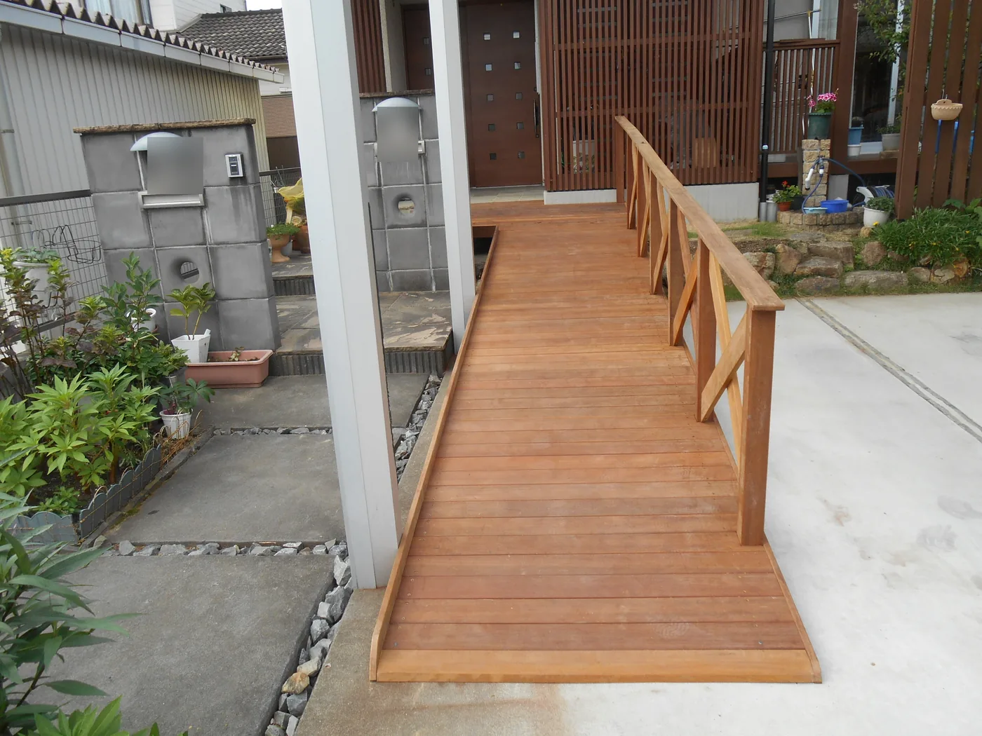 スロープ終端から玄関方向を見た床と手すりの連続