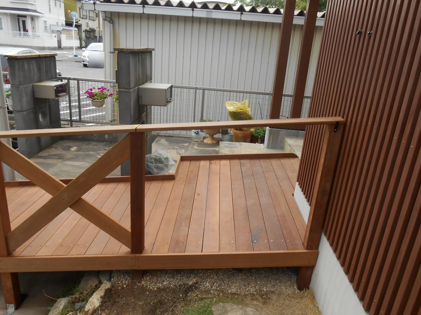 手すり越しに見る踊り場と玄関側の納まり
