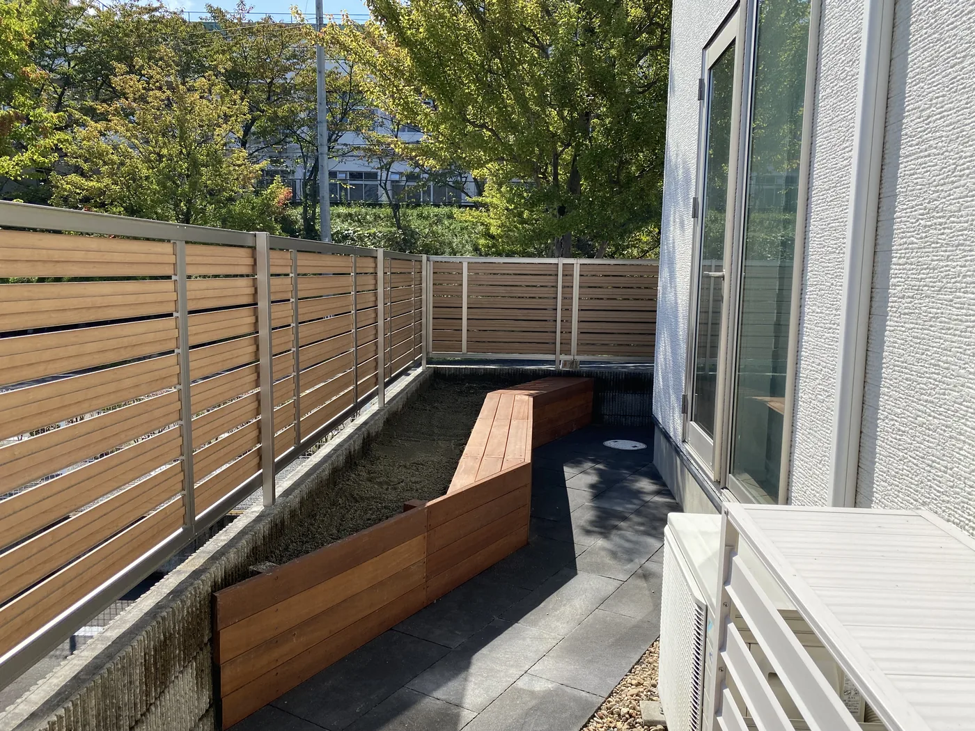 舗装と花壇の境界へ木部を組み立てた施工途中