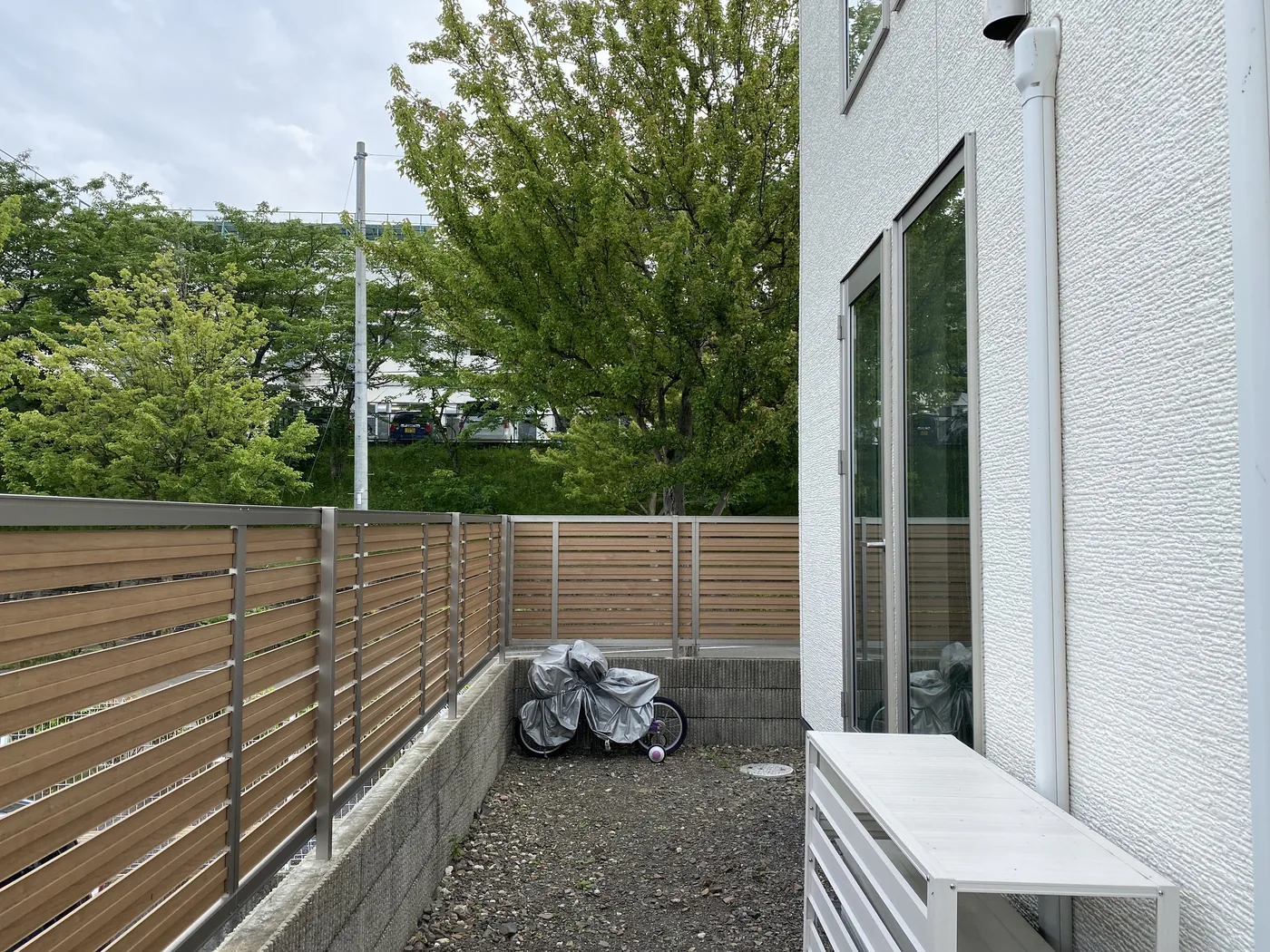 花壇ベンチを設ける前の細長い庭