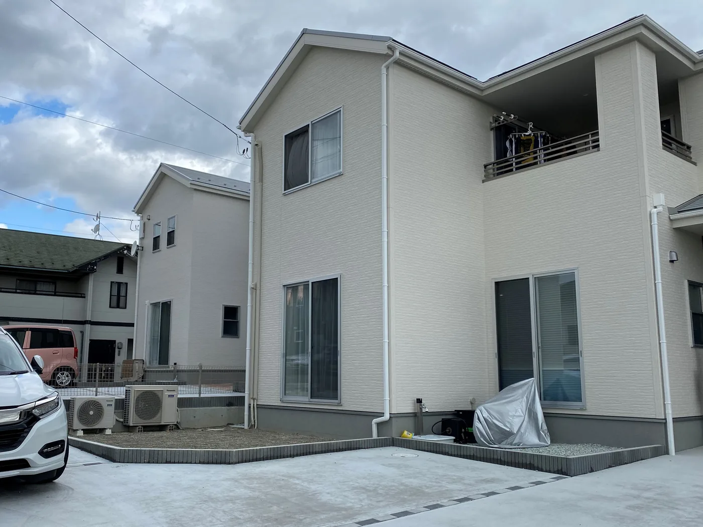 横格子を設ける前の建物足元と設備の見え方
