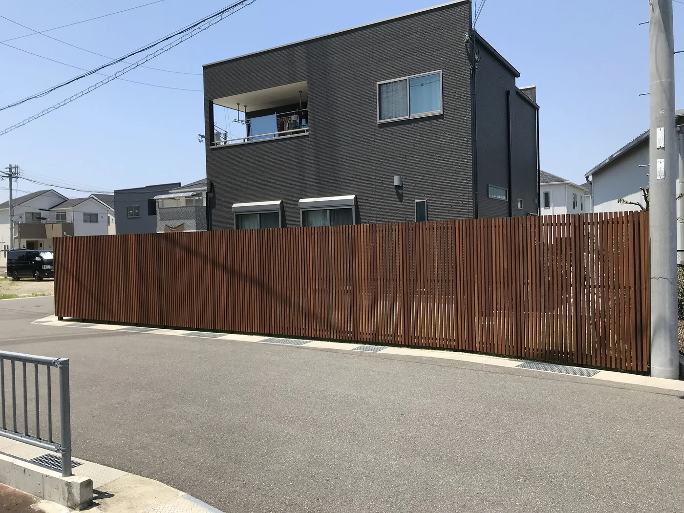 道路沿いに連続する縦格子ウリンフェンス
