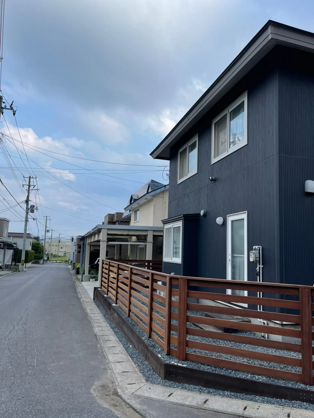 道路沿いに続く低い囲い