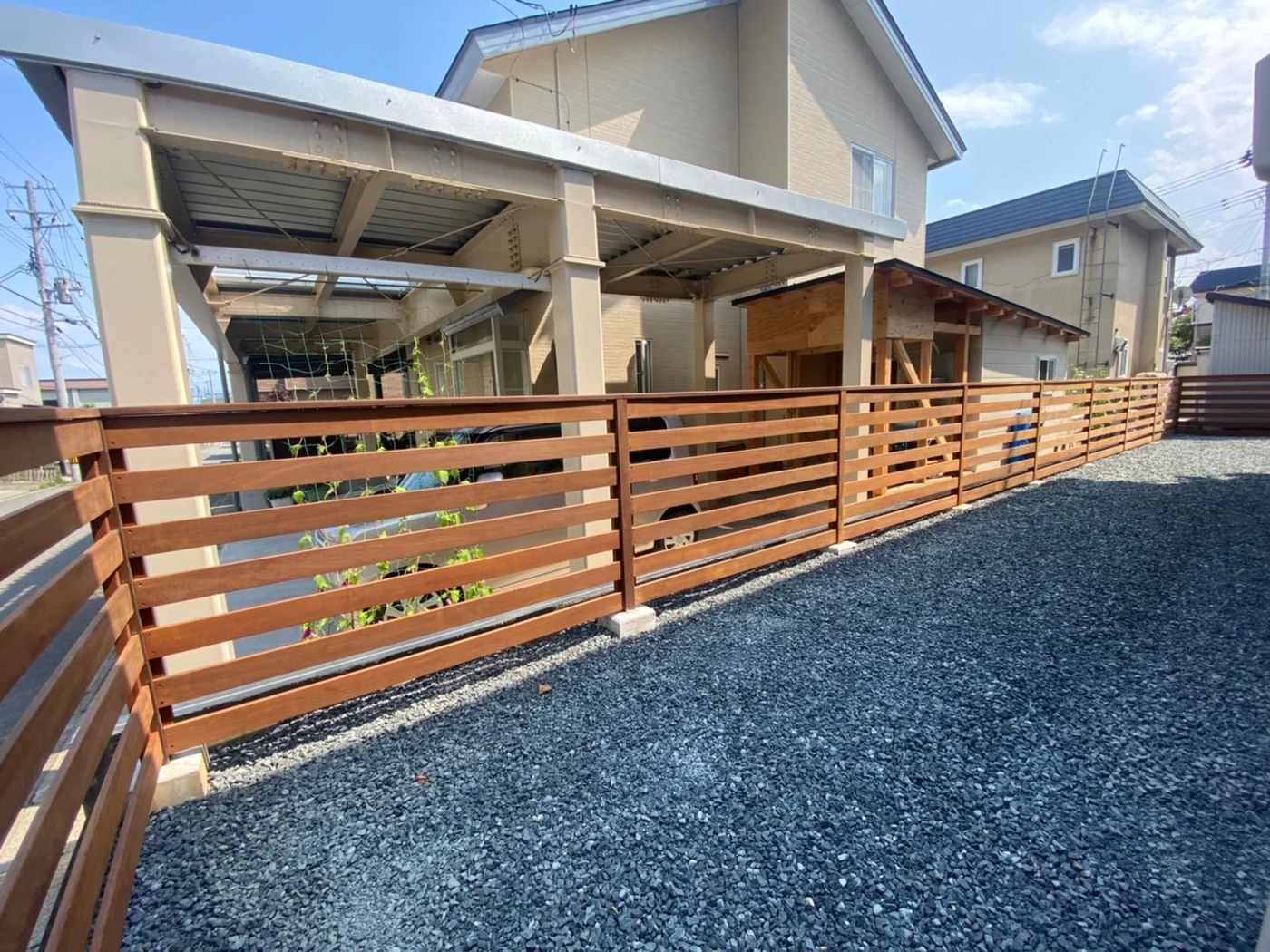砂利の庭と建物側を仕切る横板