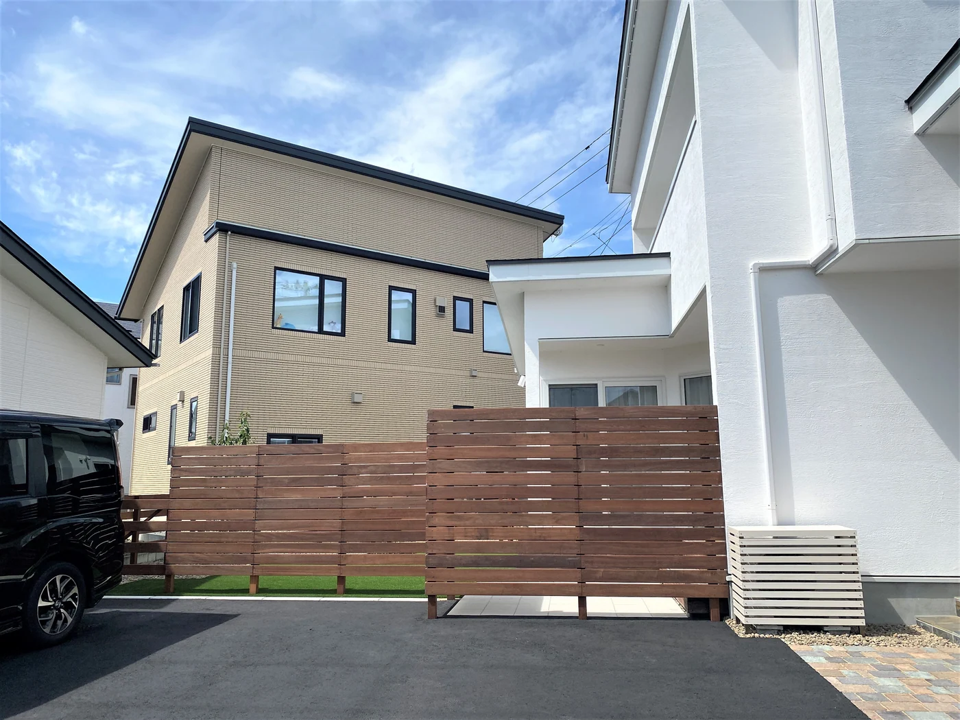 道路側から見た囲いと建物