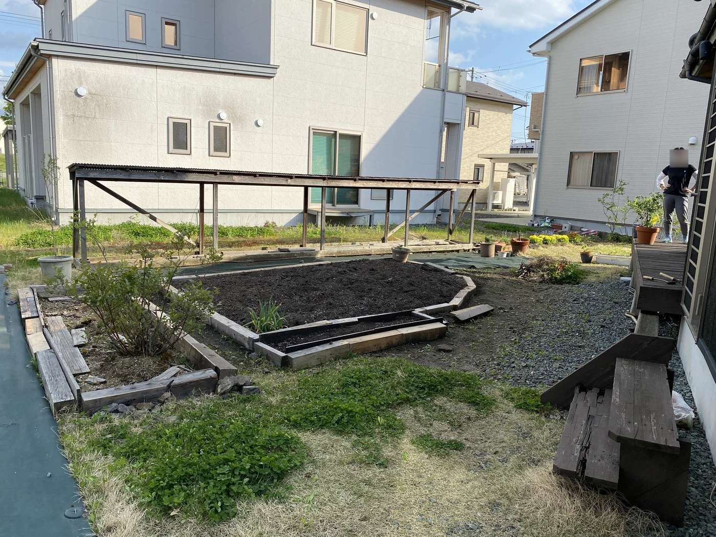 古いフレームと庭の形が分かる写真