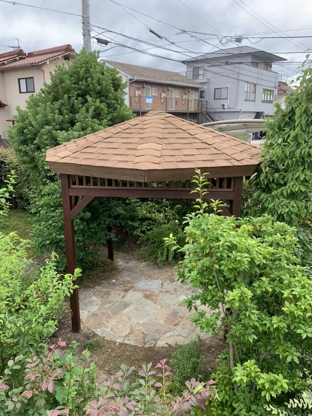 植栽の中に設けた独立した屋根の全景