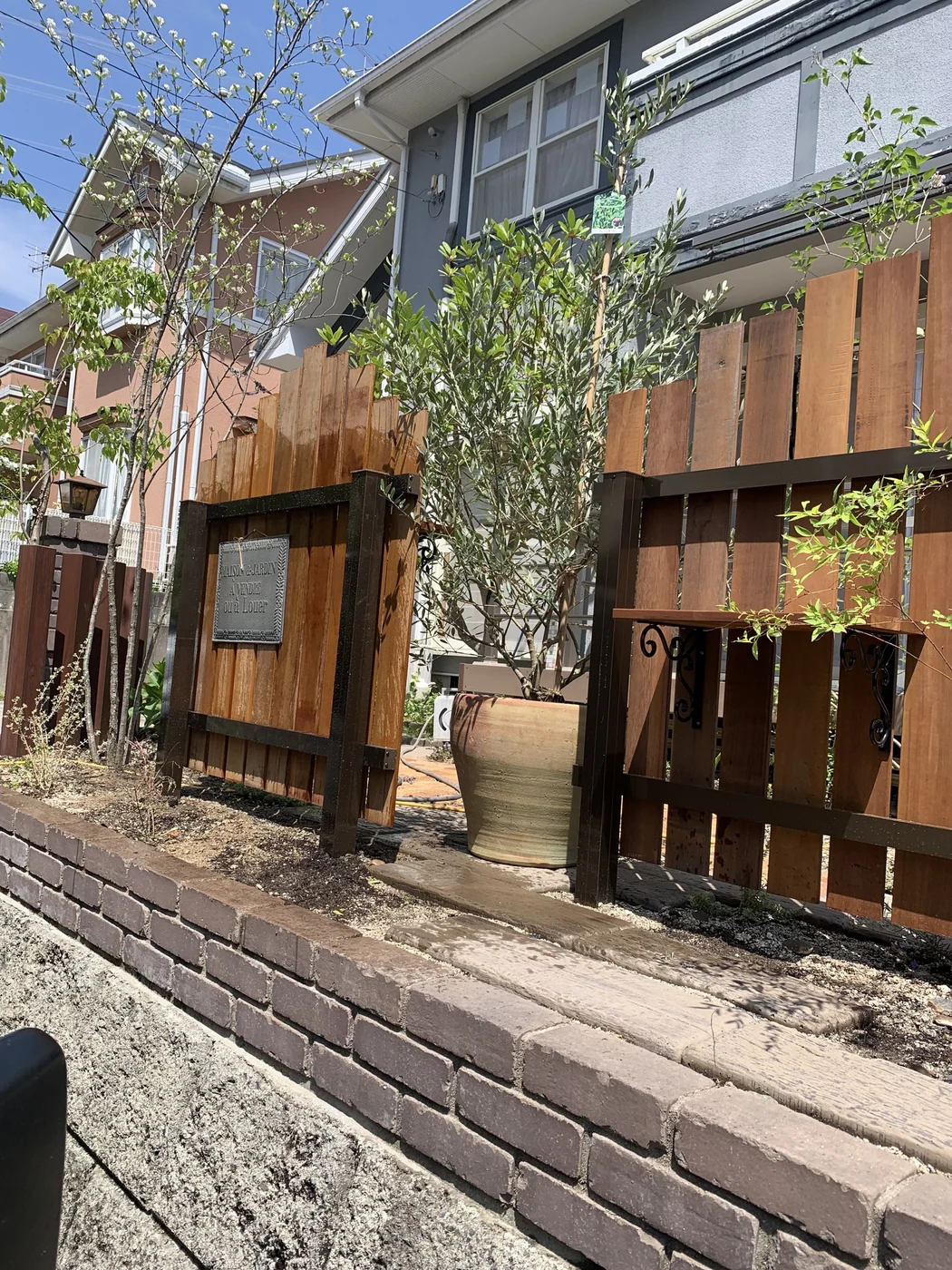 縦板フェンスと入口、鉢植え、プレート