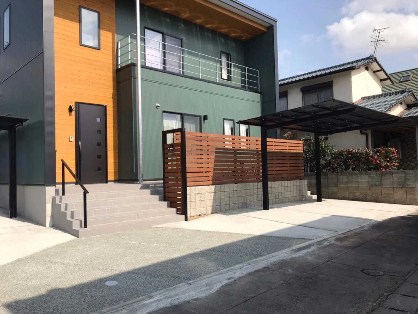 建物と門柱、道路境界の全景