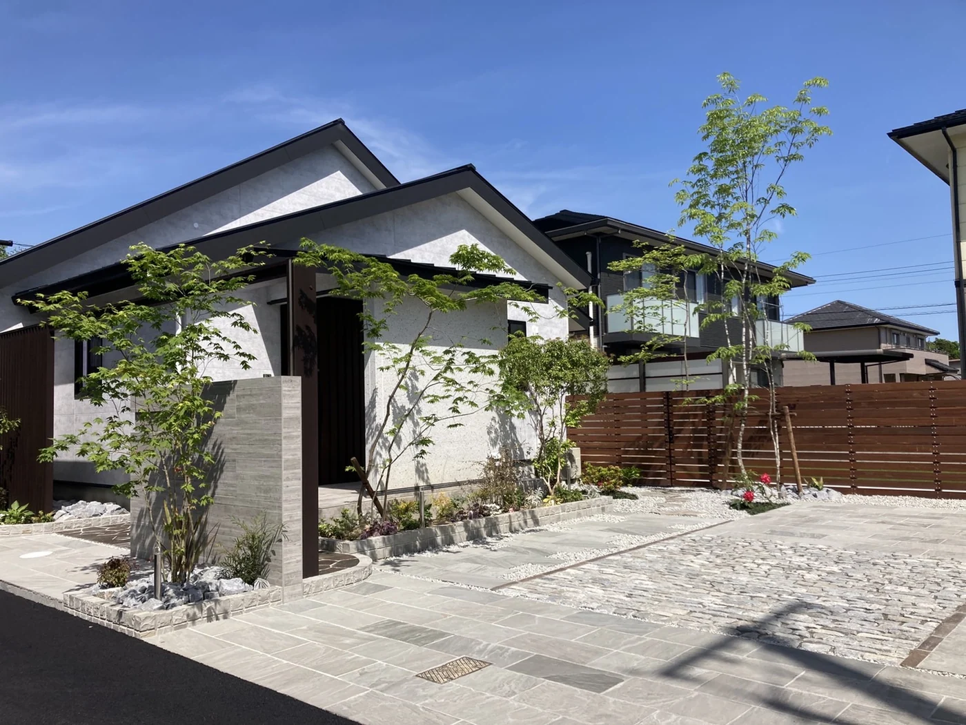 昼の入口と横板フェンス、植栽