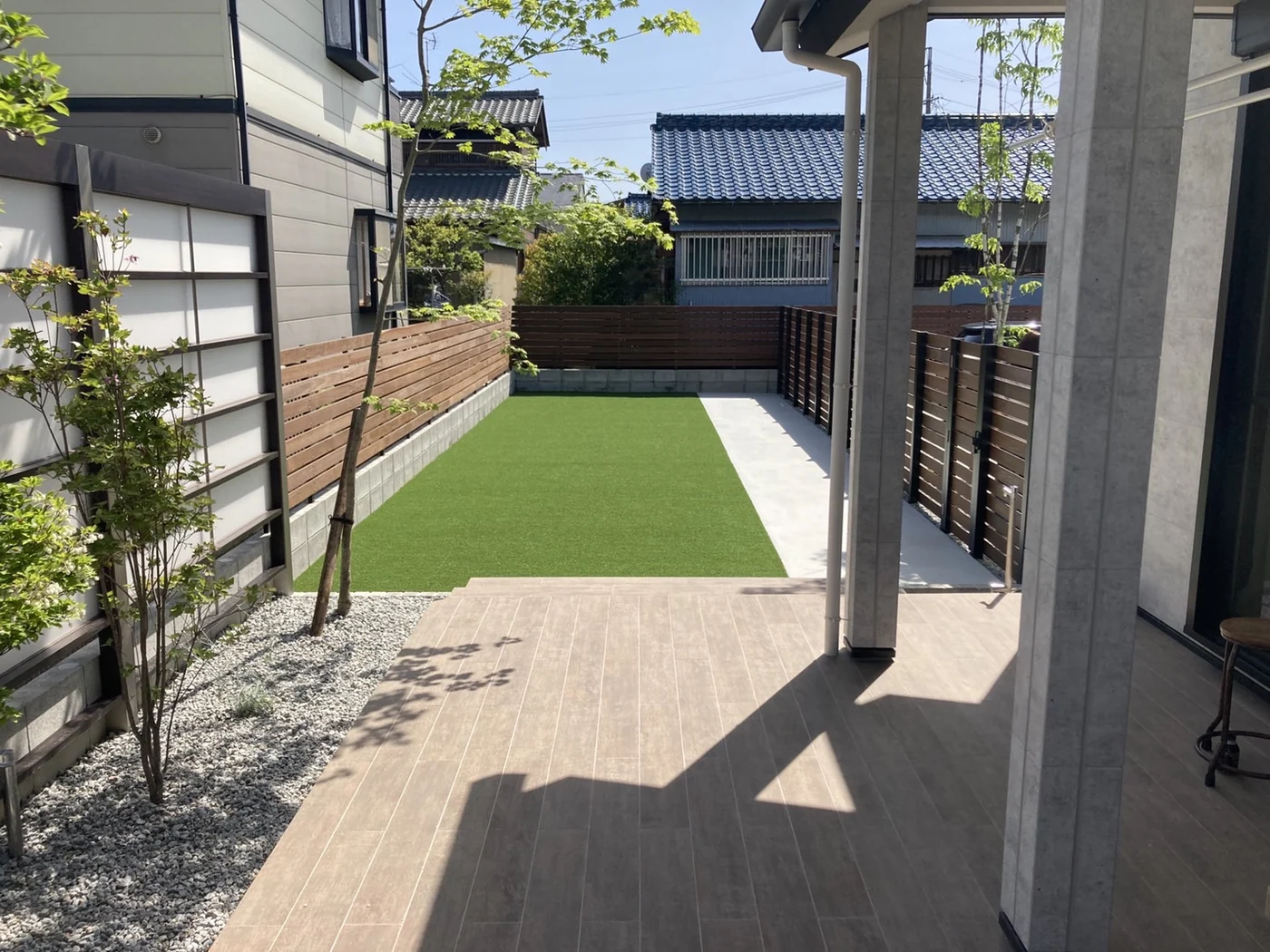 庭の内側の芝と通路、囲い