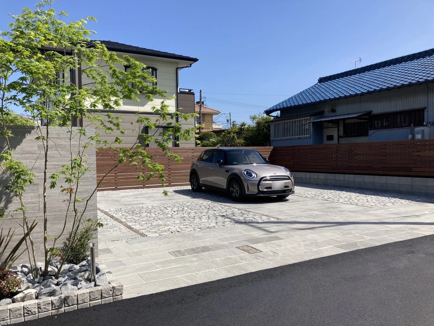 駐車場から見た囲いと庭木