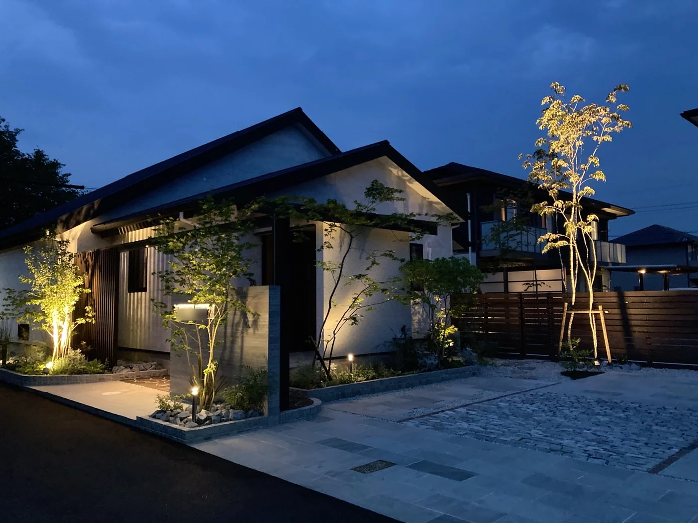 樹木と入口を照らす夜の庭