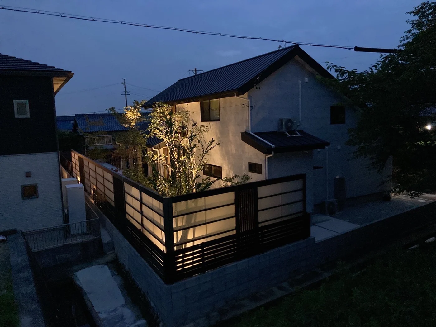 板と透光する面を組み合わせた夜の囲い