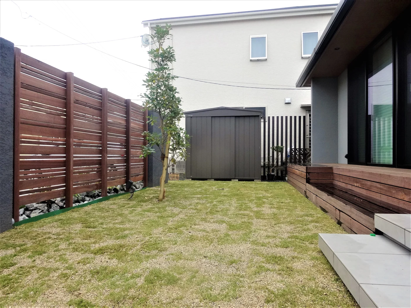内側に芝生と樹木を残した庭