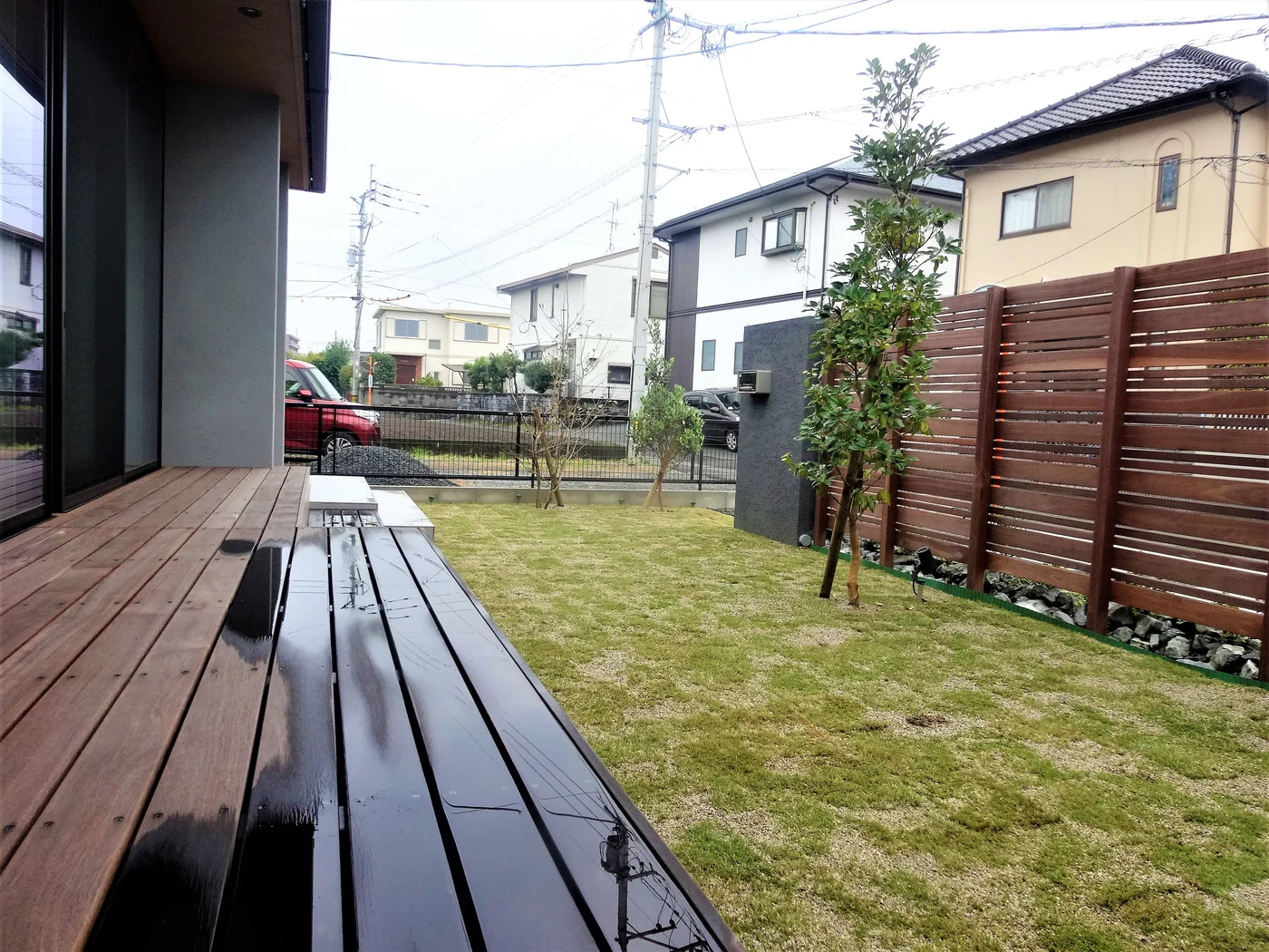 濡れた木の床から庭を見た眺め