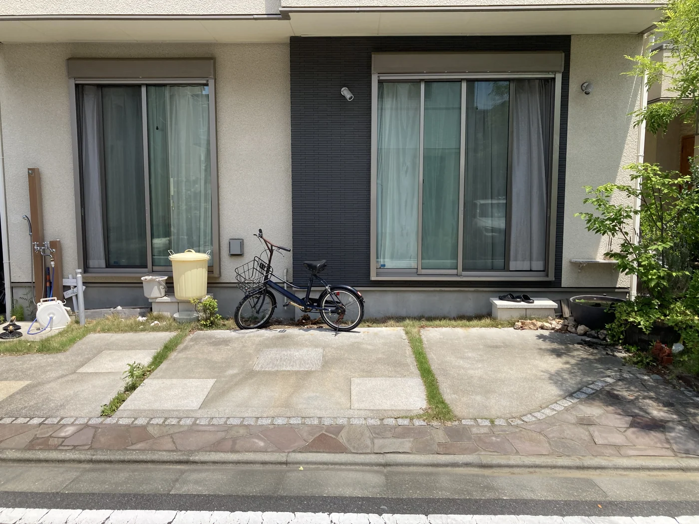 囲いを設ける前の窓と庭