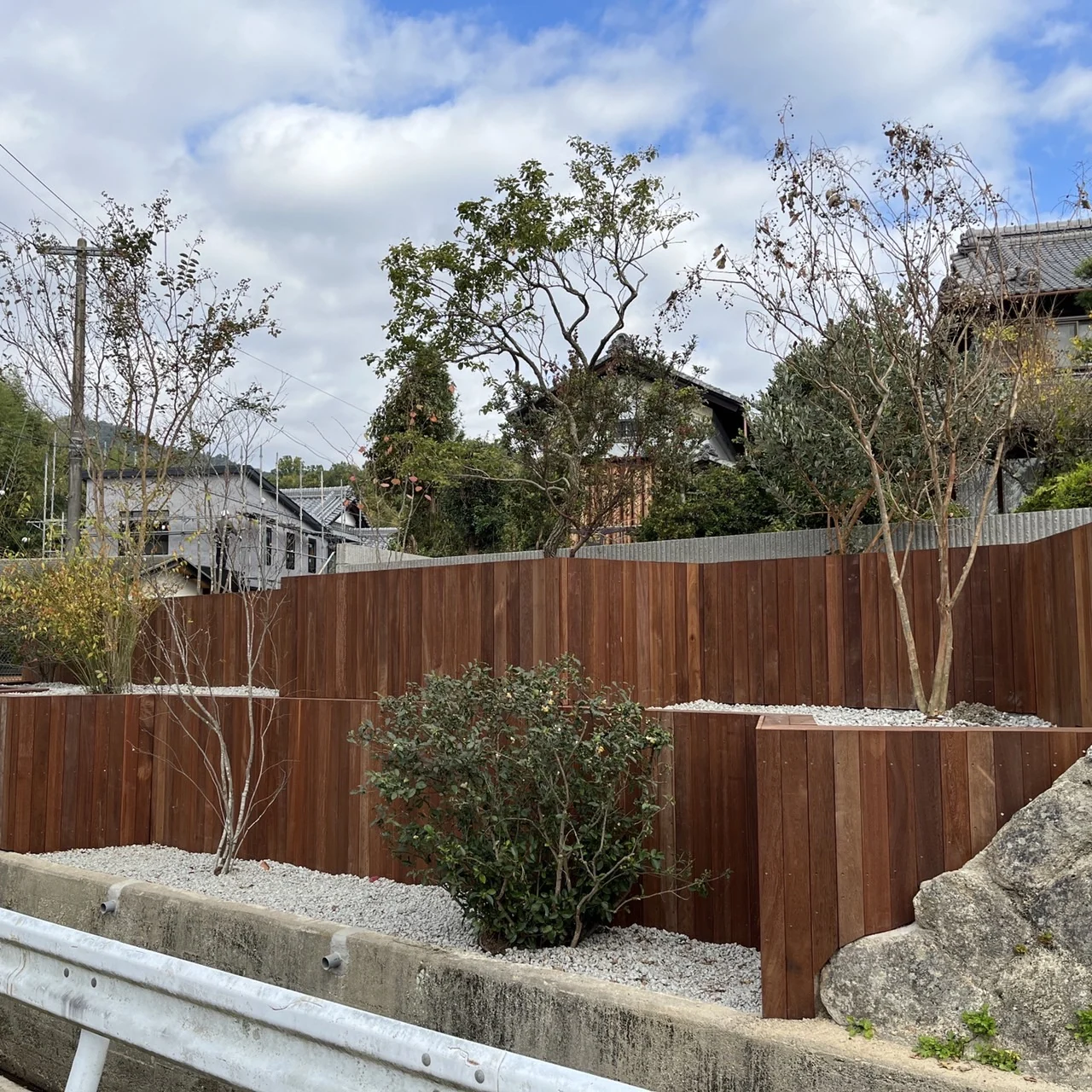 複数の高さの木の囲いと植栽帯