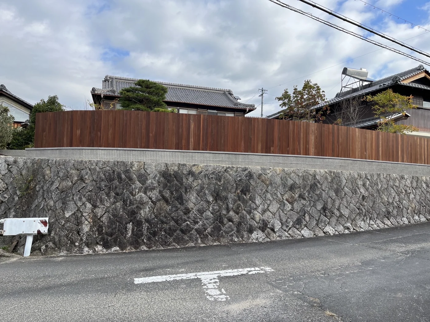 石積みの上に沿う長い木製の面