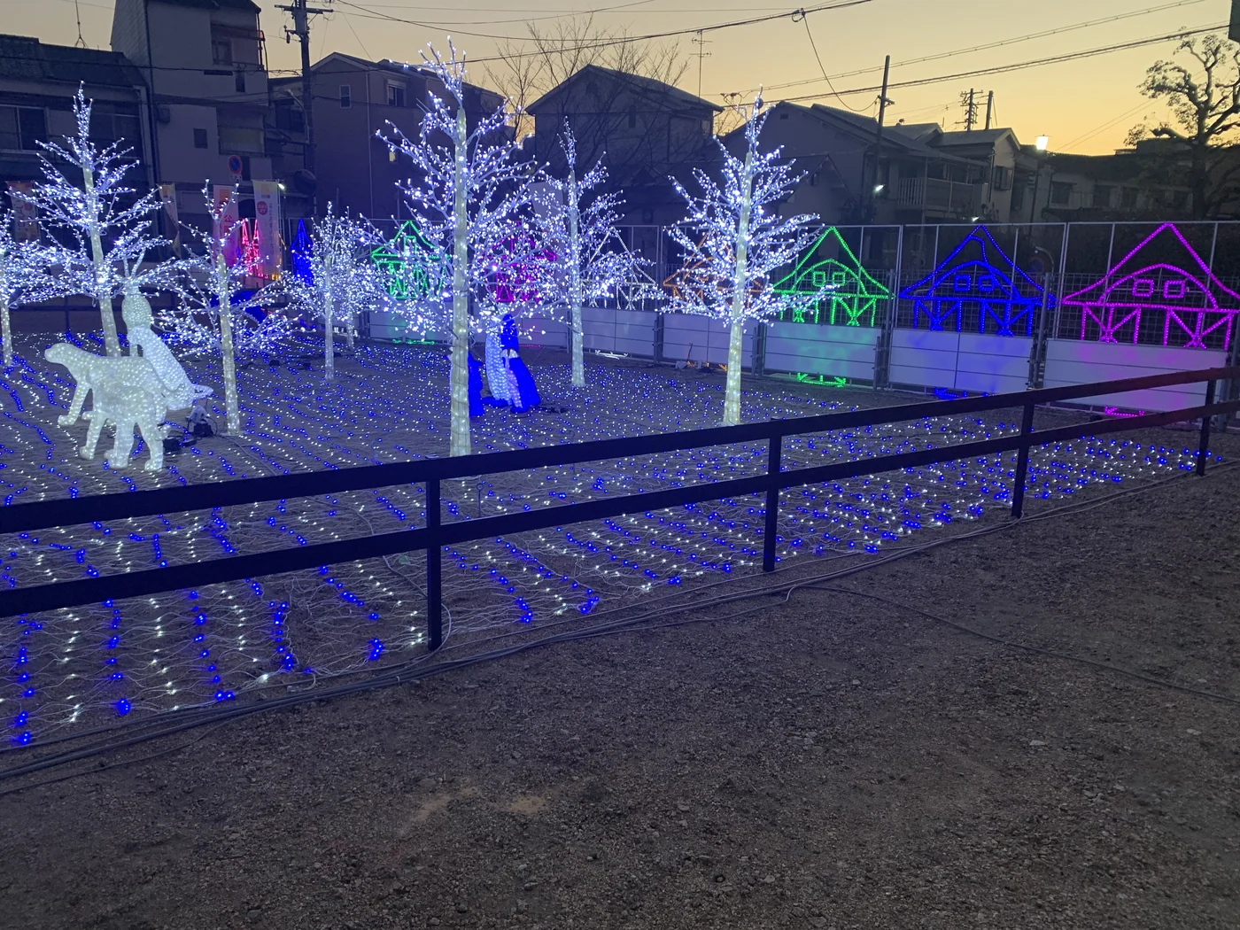 夕方のイルミネーションと囲い
