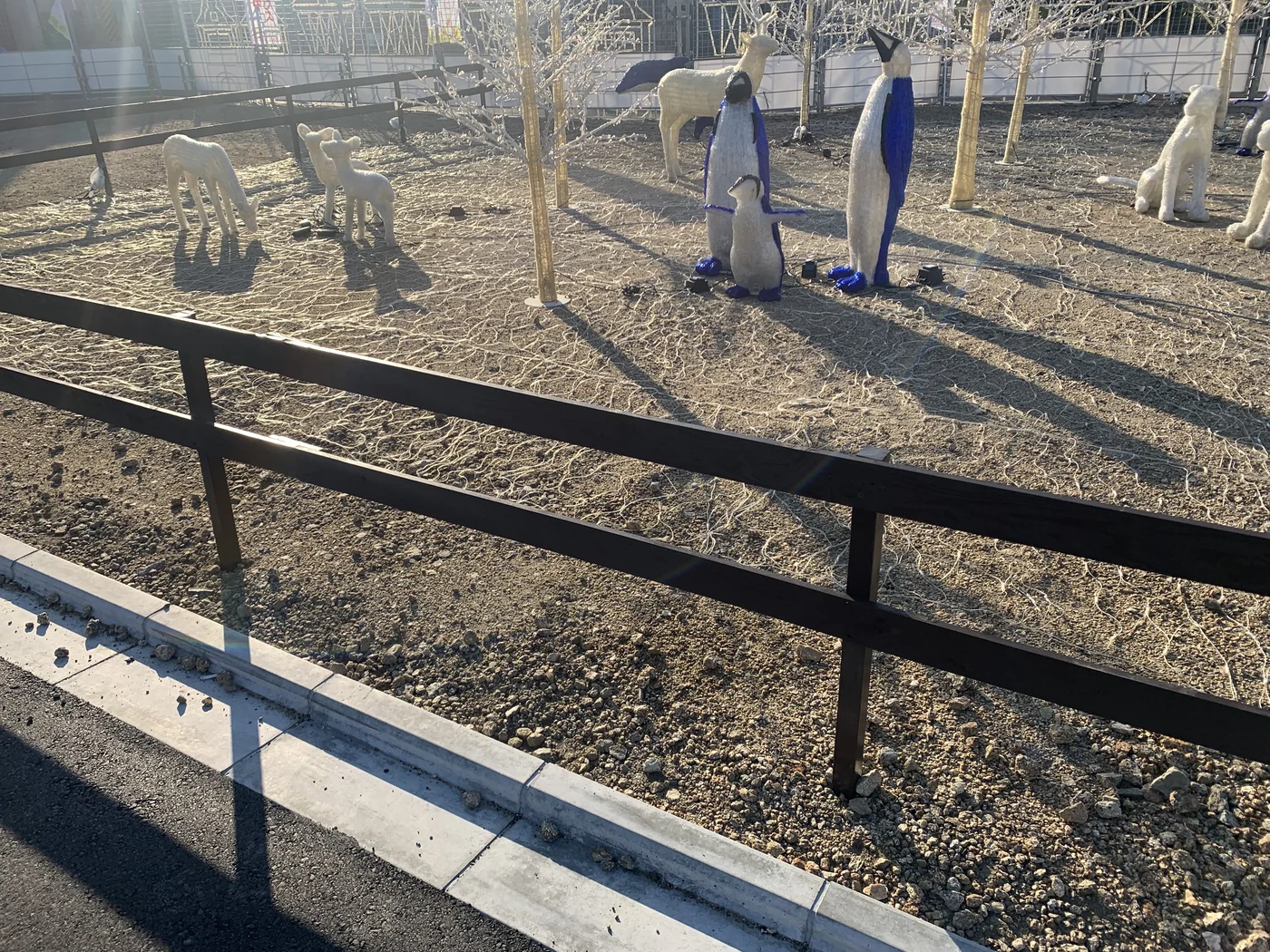 動物の展示物と二段の横板