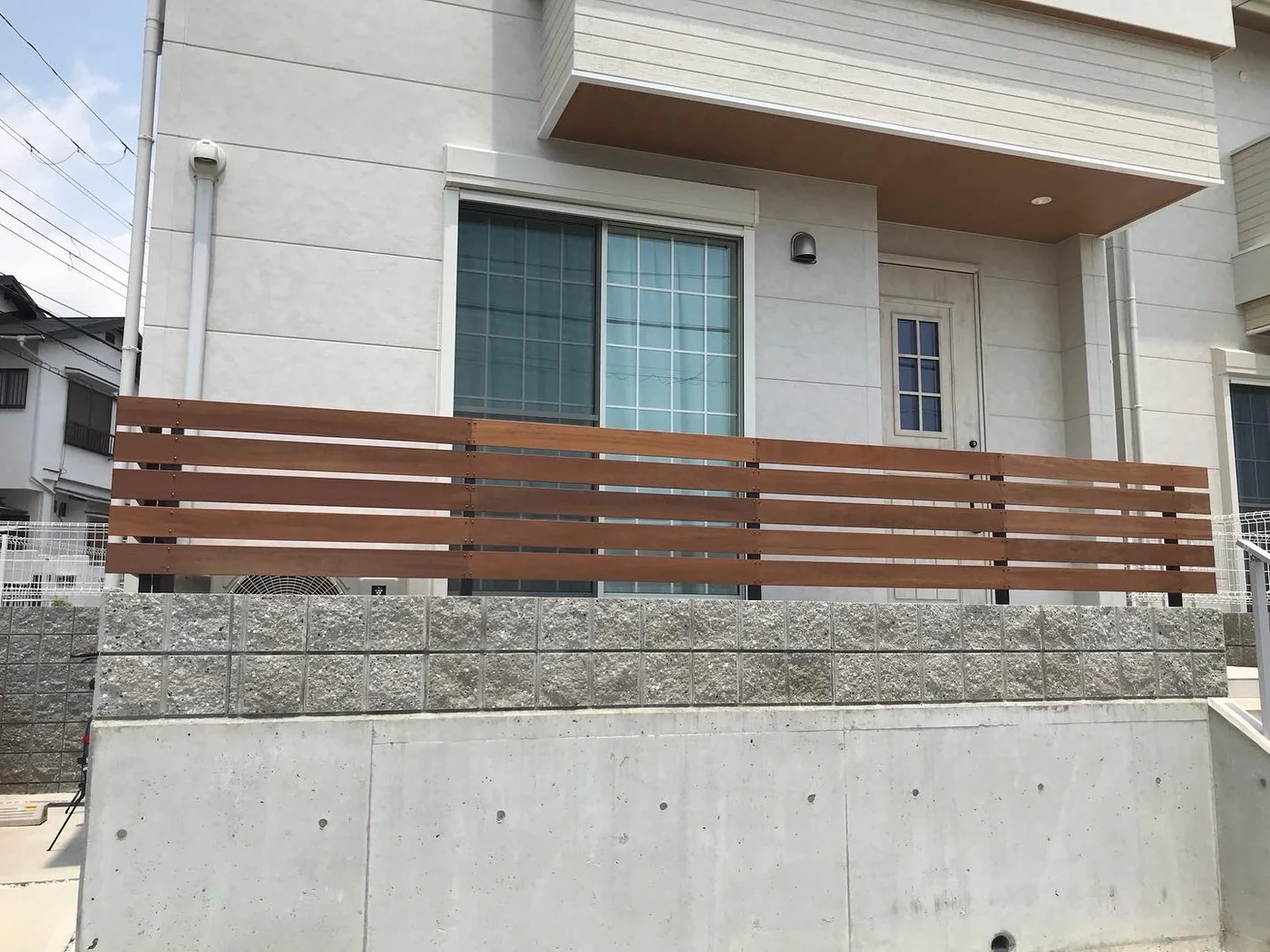 建物の窓と低い木の面の関係