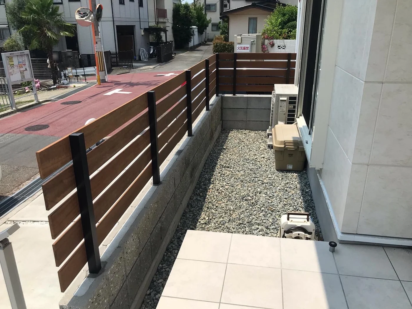 内側の砂利と外側の道路、木製囲い