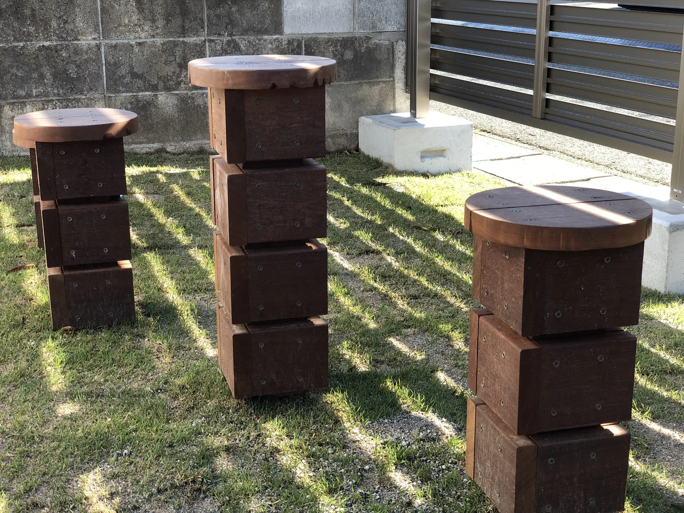 丸い天面と箱状の脚部を備えた木製の踏み台