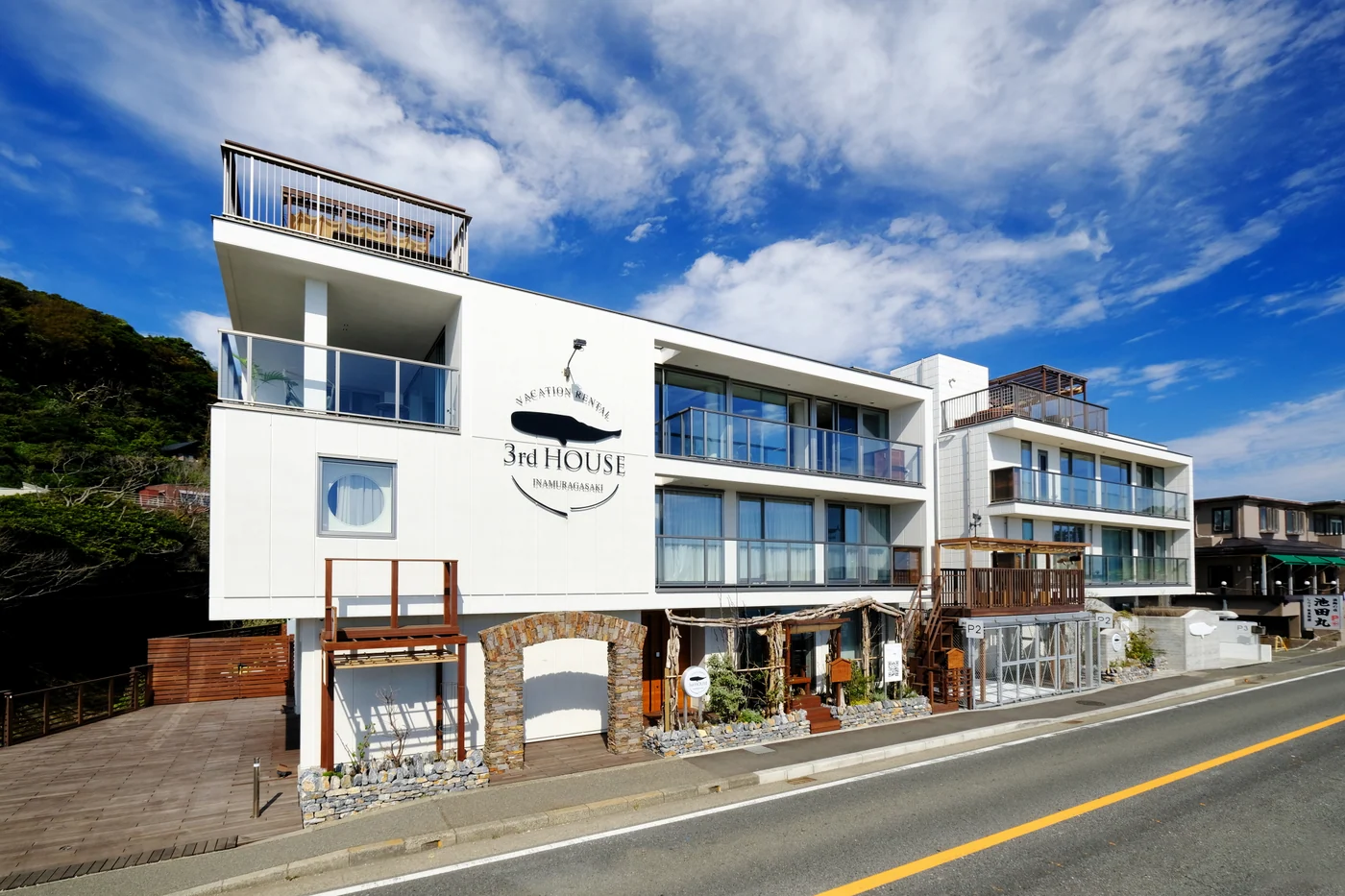 屋上に木製フレームが見える施設全景