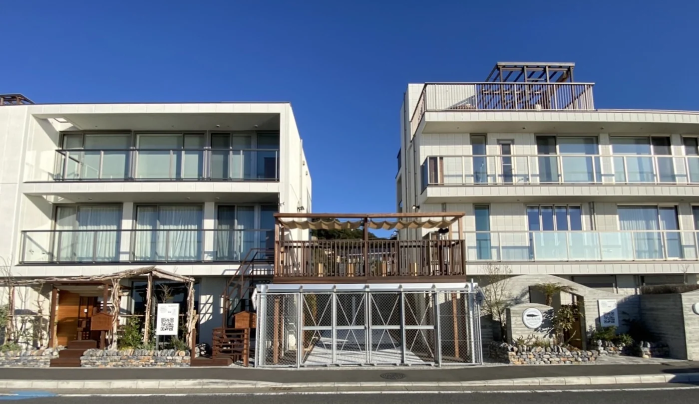 隣接建物とテラスの配置が分かる全景