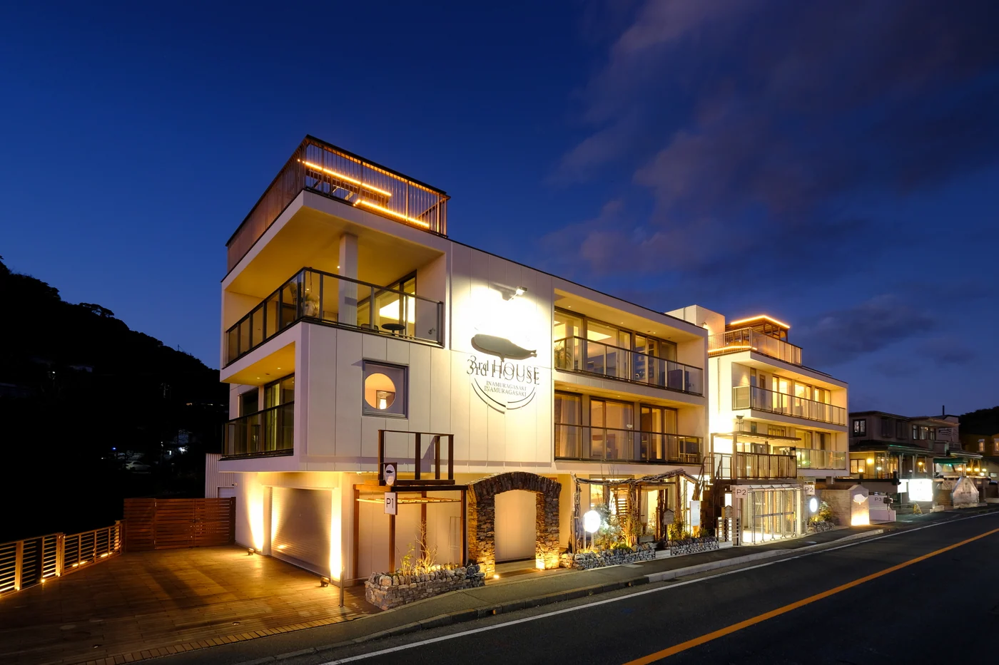 夕景の施設全体と屋上の灯り