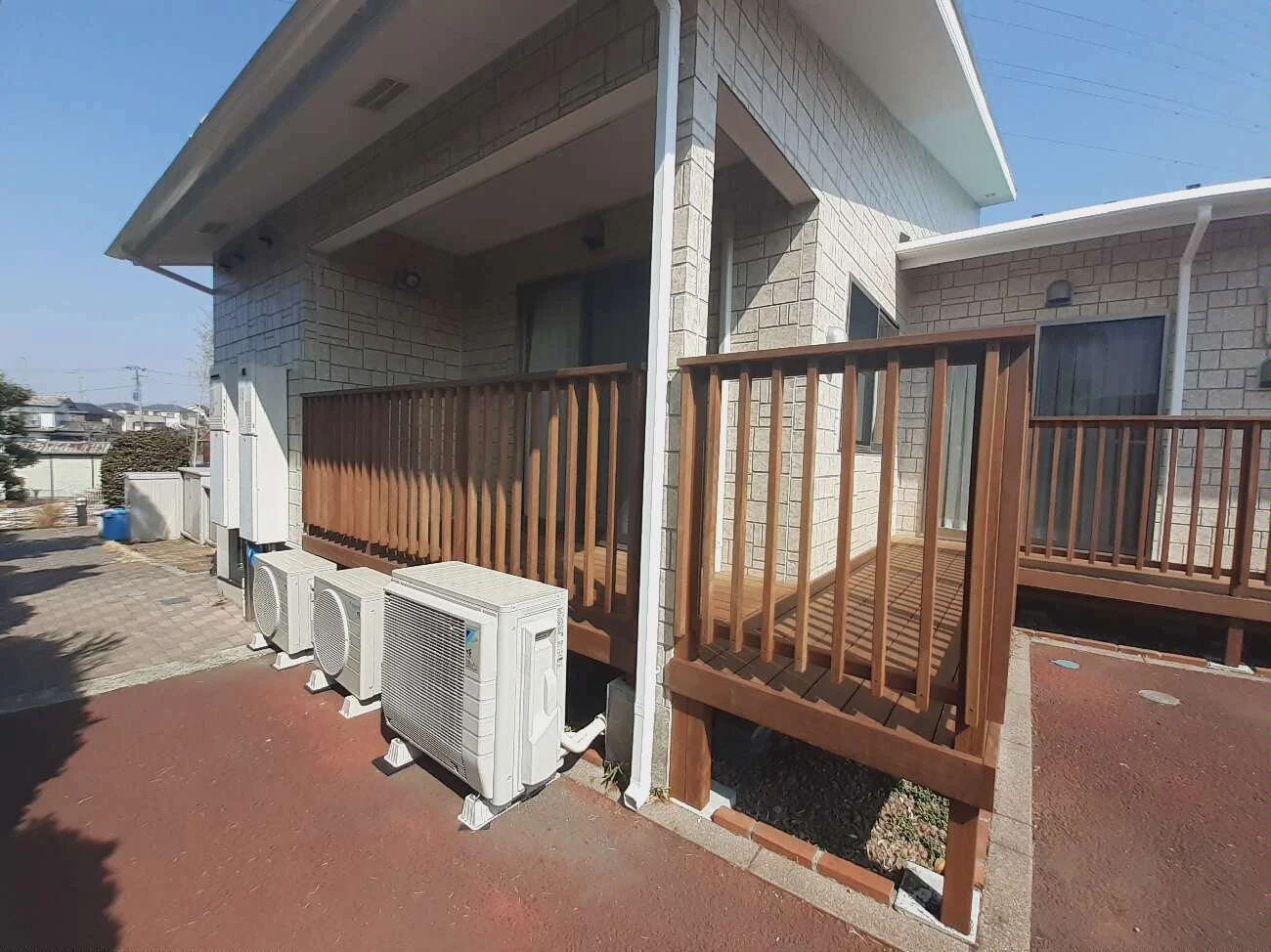 建物に沿う床と縦桟の囲い