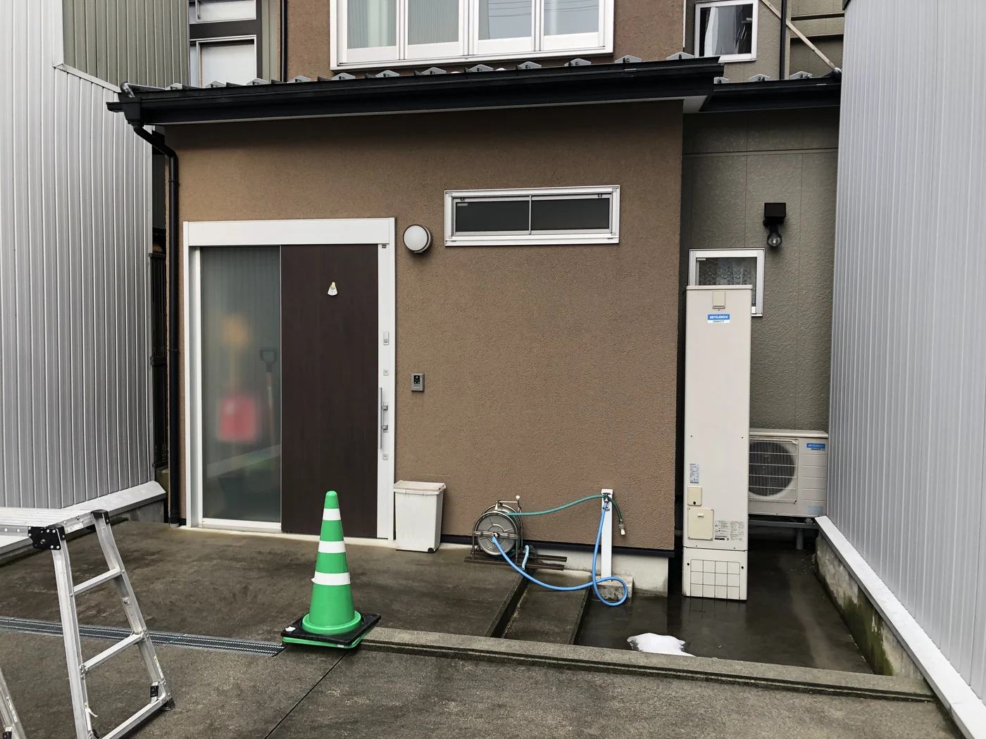 木の囲いを設ける前の玄関まわり