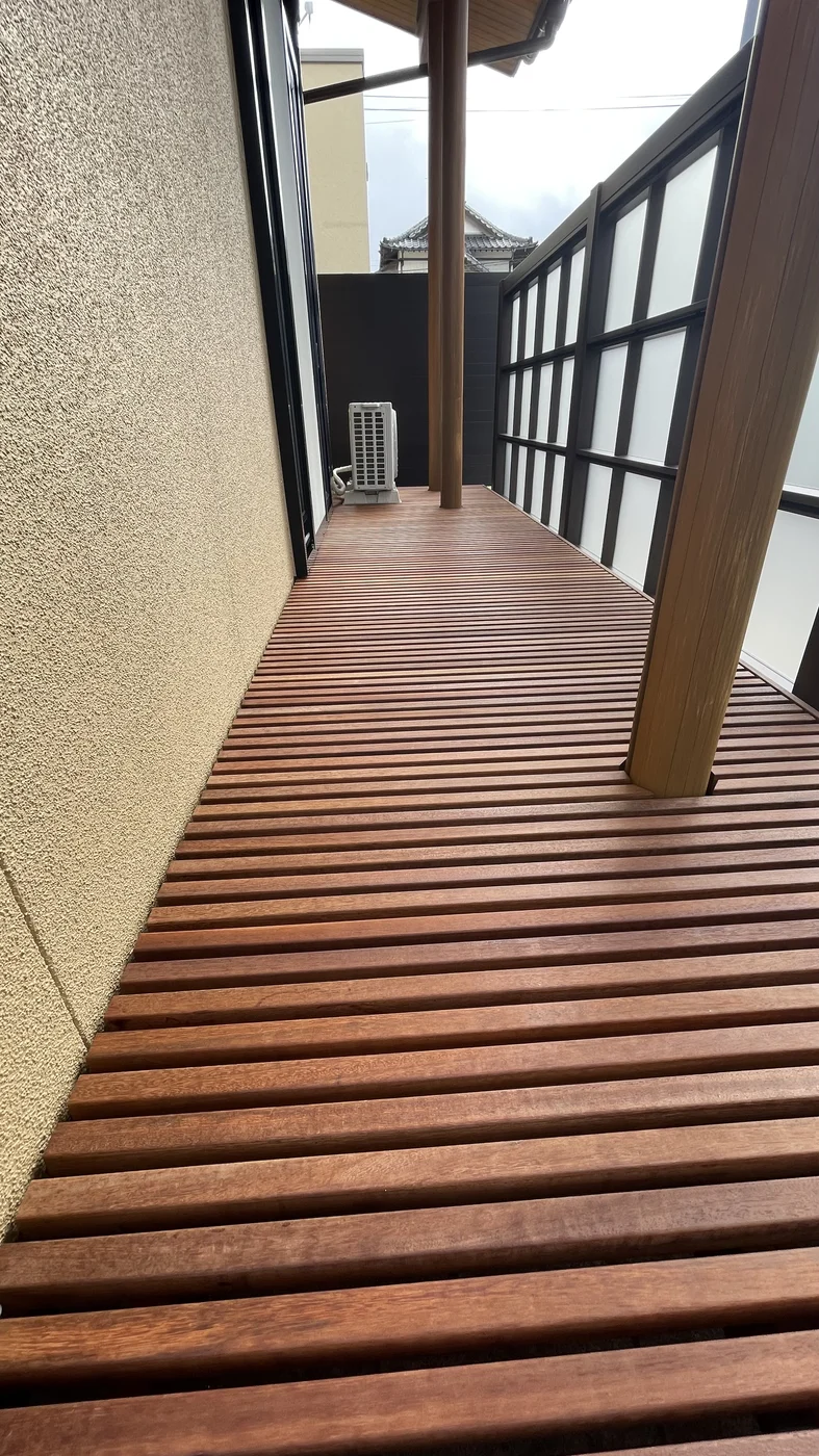 柱と窓の間に延びる細長い床