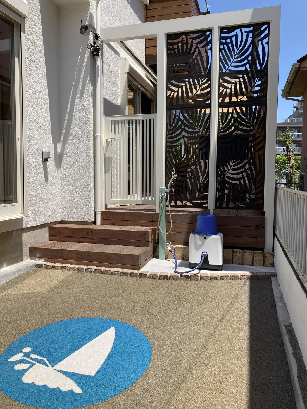 外側から出入口へ続く木製ステップ