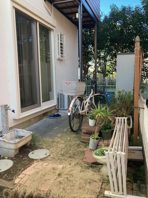 木の床がない状態の建物脇