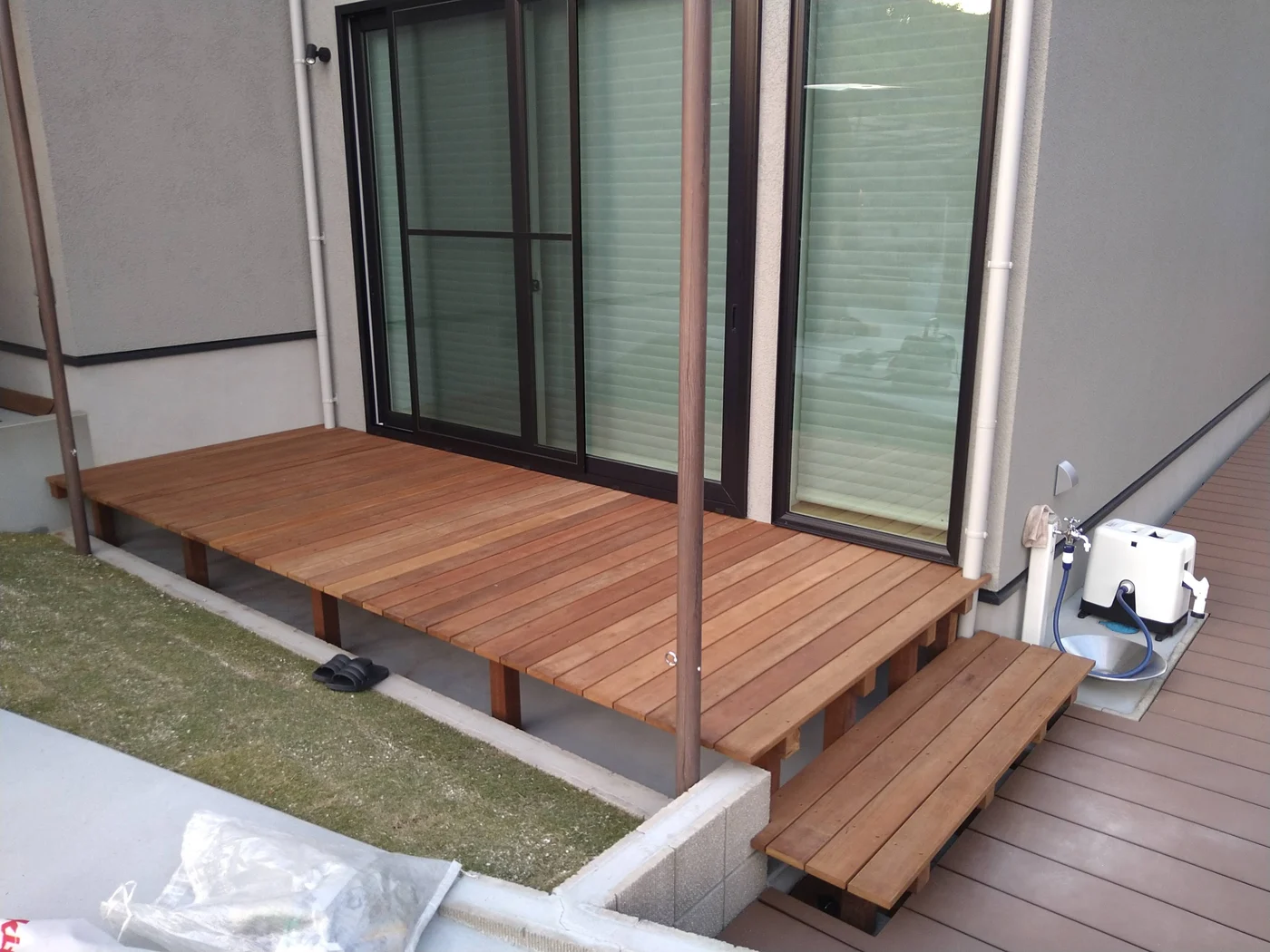 窓の前に設けたデッキと、水栓側へ添えたステップの全景です