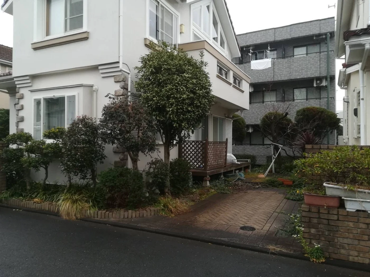 木の囲いがない状態の住宅前