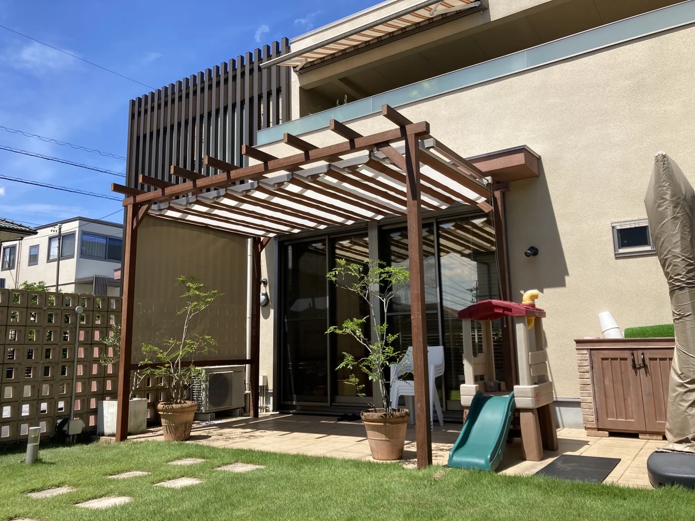 日よけを備えたパーゴラの全景