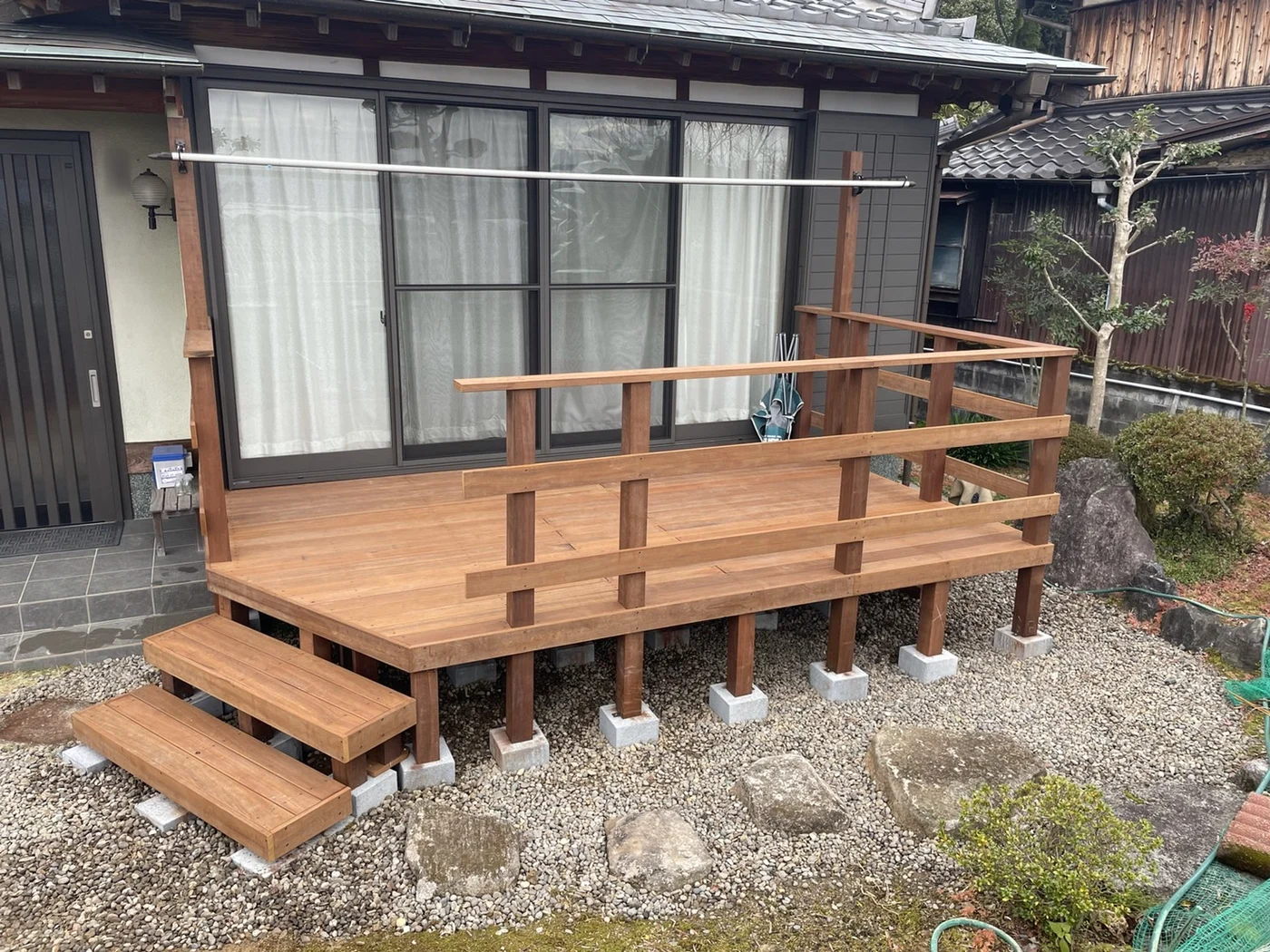 庭の側から見た床と階段の全景